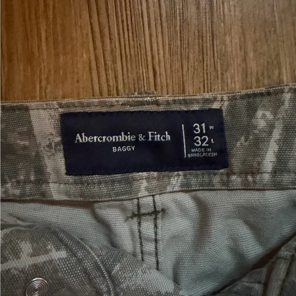Abercrombie & Fitch camo cargo pants in a 31W 32L #cargo #camouflage